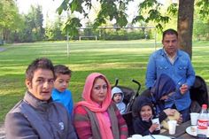 Cismar. Bei schönem Wetter kamen viele Teilnehmer im Mai zur Klönschnack-Runde in Cismar. Besondere Gäste waren die neuen Nachbarn aus Afghanistan, die mit ihren Kindern ebenfalls der Einladung folgten. Die Sprachschwierigkeiten konnten einem angenehmen Zusammensein nichts anhaben. Speisen und Getränke wurden zu einem Einheitspreis angeboten. Der erwirtschaftete Überschuss wurde verdoppelt und der Betrag wird dem Kindergarten in Cismar gespendet. (red)