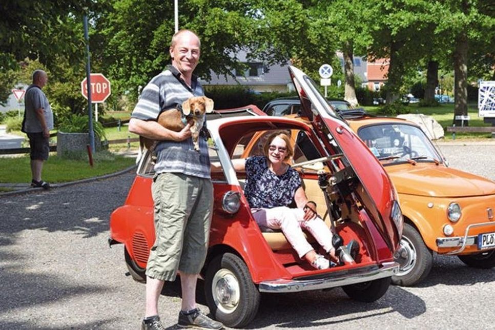 In diese traumhafte Isetta passen zwei Zwei- und ein Vierbeiner und können so (fast) bequem die sommerlichen Ausfahrten mit den Kollegen des Preetzer Oldtimer-Stammtisches genießen