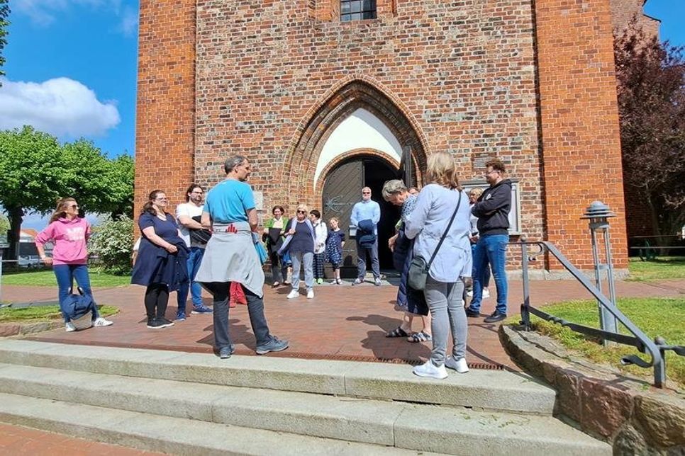 Auch die Stadtkirche stand bei der „Stadt-Tour“ auf dem Programm.