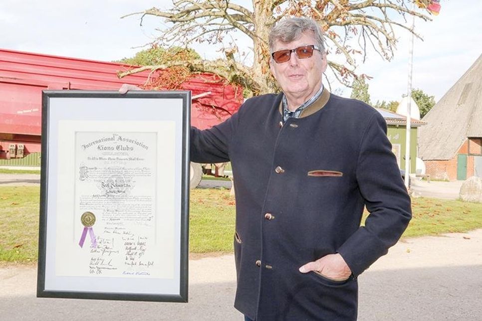 Club-Präsident Prof. Hans-Werner Fehling mit der Aufnahme-Urkunde (Charter-Urkunde) des Lions Clubs Bad Schwartau in den weltumspannenden Lions Club International.