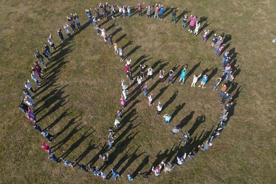 Die Grundschule Grube setzt ein Zeichen für den Frieden.