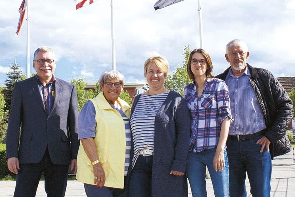 BU: Der „neue“ Dorfvorstand: Christian Harder (v.l., Stellvertretender Dorfvorsteher) und Dorfvorsteherin Regina Scharnweber mit den weiteren Vorstandsmitgliedern Saskia Juhre, Tonja Lübker und Hans-Ulrich Bracker.  Foto: Dorfvorstand/hfr