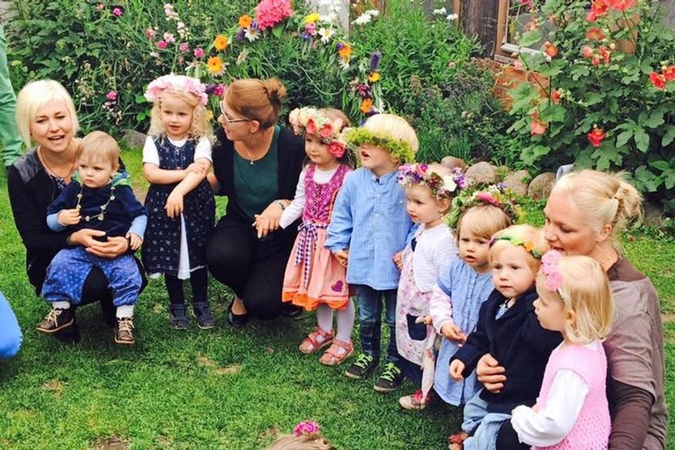 Beim alljährlichen Sommerfest des Kindergartens putzen sich alle so richtig raus. Mit Blumenkranz und Kleidchen wird gefeiert.