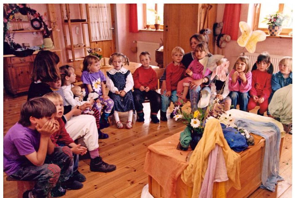 Puppenspiel und Abschlusskreis sind feste Bestandteile im Kindergartenalltag.