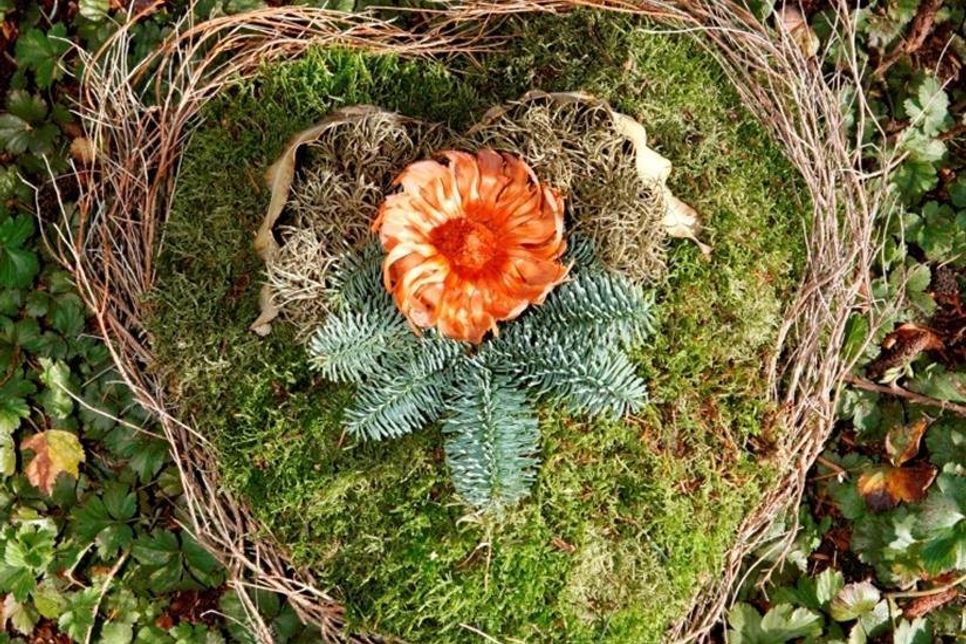 Mit Naturmaterialien gearbeitet: Grabgestecke in Form eines Herzens haben starken Symbolcharakter.