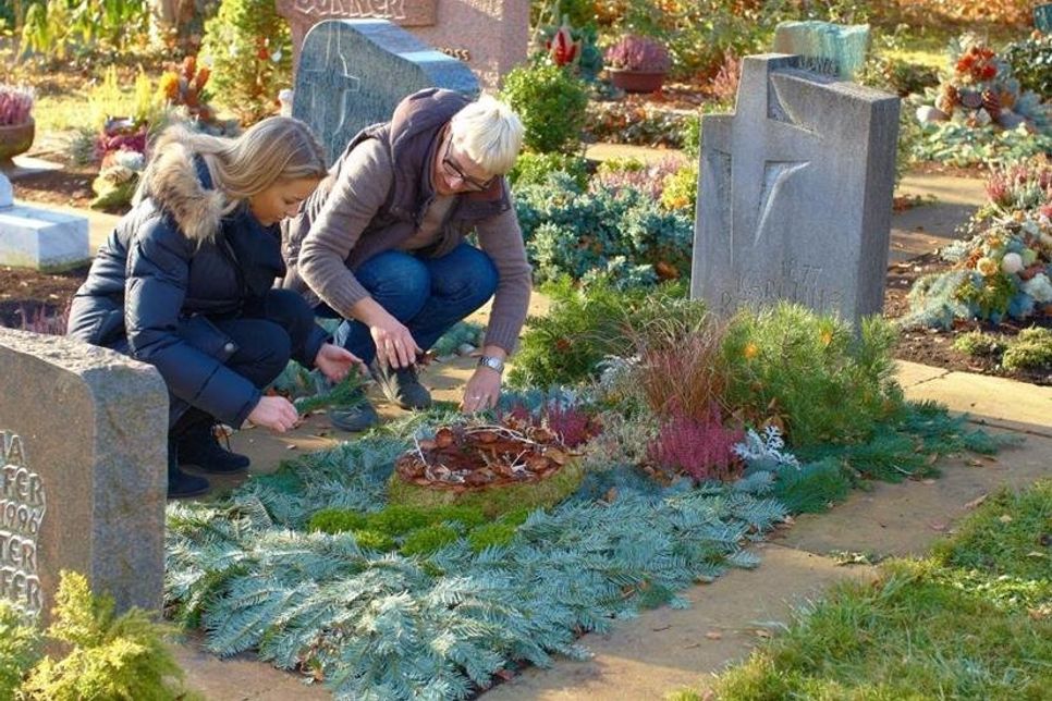Mit handwerklichem Geschick: Die Friedhofsgärtner fertigen Grabgestecke an, die so individuell wie die Persönlichkeit der Verstorbenen sind. Foto: BdF, Bonn
