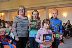 Martina Schmidt von der Sparkasse Holstein mit den Gewinnern der Unterwasserkameras Lieke John, Katharina Tock und Noah Hornig (v. lks.).