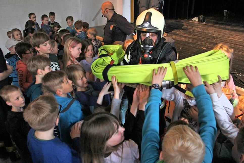 Anfassen erlaubt: Bei der Kinderuni konnten die Kinder Feuerwehr hautnah erleben.