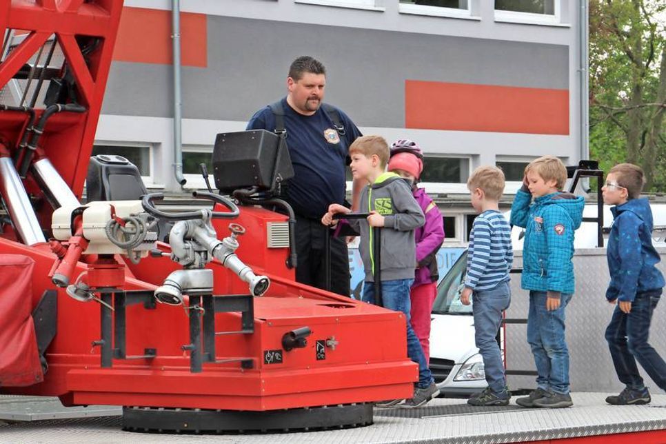 Auf dem Schulhof durften die Kinder die Drehleiter inspizieren.
