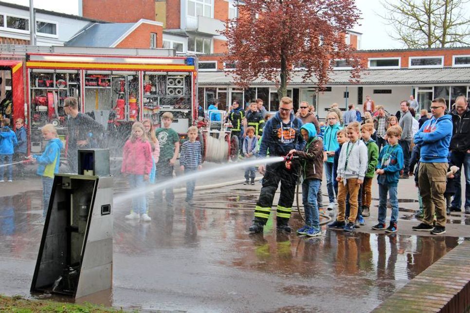 Auf dem Schulhof durften die Kinder die Drehleiter inspizieren.
