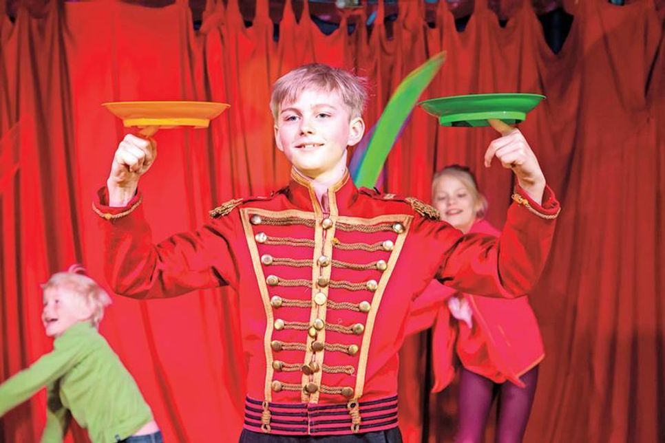 „Strandtastico“: Beim einwöchigen Kinder- &amp; Jugend-Artisten-Festival finden in den Herbstferien Zirkus-Workshops statt, man trifft sich im Zirkuscafé und besucht mit Groß und Klein bunte Zirkus-Shows. (Foto: © Tourismus-Agentur Lübecker Bucht)