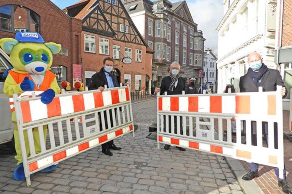 Freie Fahrt mit Tempo 20: Baubär Eu, Carsten Behnk, Dieter Holst und Marc Mißling räumen die Barken Am Rosengarten beiseite.