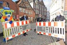 Freie Fahrt mit Tempo 20: Baubär Eu, Carsten Behnk, Dieter Holst und Marc Mißling räumen die Barken Am Rosengarten beiseite.