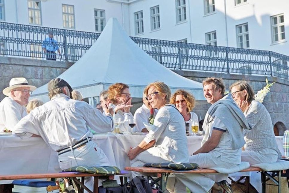Gute Stimmung unter den Picknickbesuchern...