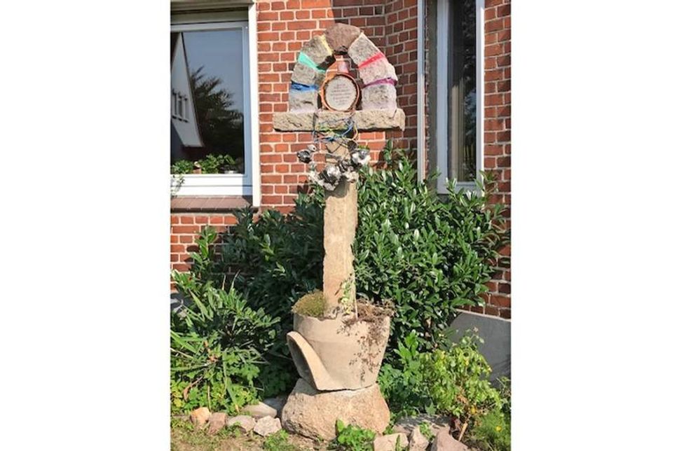 Die Skulptur steht vor dem Haus Nummer 5. (Foto: Freddy Montalvo)