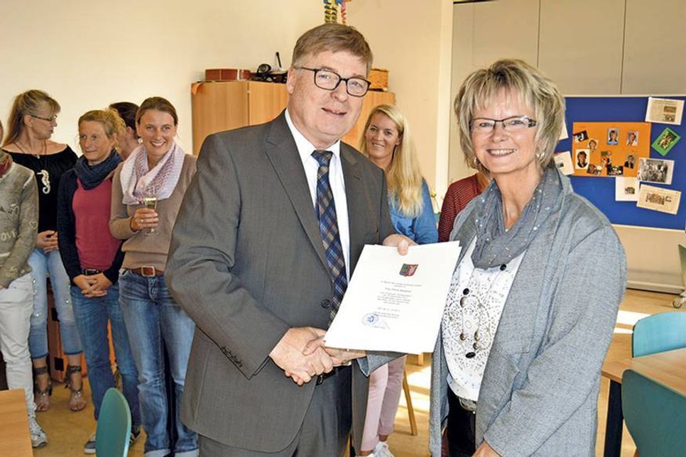 25 Jahre im Schuldienst: Im Kreise der Lehrer-Kollegen der Ratekauer Grundschule gratulierte Schulrat Manfred Meyer der Jubilarin Petra Westphal. (Foto: Stefan Setje-Eilers)