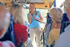 Busreisen sind vor allem bei Senioren außerordentlich beliebt - dabei sollte man allerdings auf seine Venen achten. (Foto: djd/Ofa Bamberg/Tim Hall)