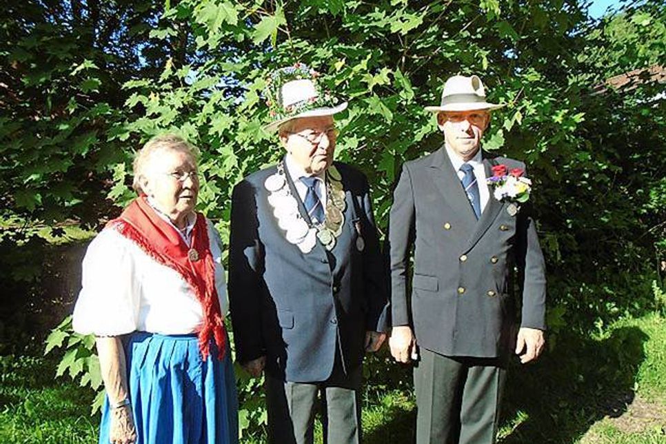 Der neue Gildekönig Karl-Wilhelm Sander „De Plattsnacker“ (Mitte) mit Ehefrau Thea Sander und dem Königsschützen Olaf Willrodt.