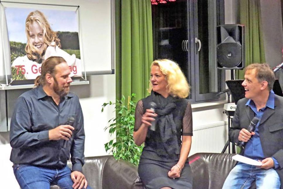 Zur Freude des Gala-Publikums entlockte Mario Würz den beiden Kindern Heidi Brühls im Interview manche Geschichte über ihre Kindheit und ihre Mutter.