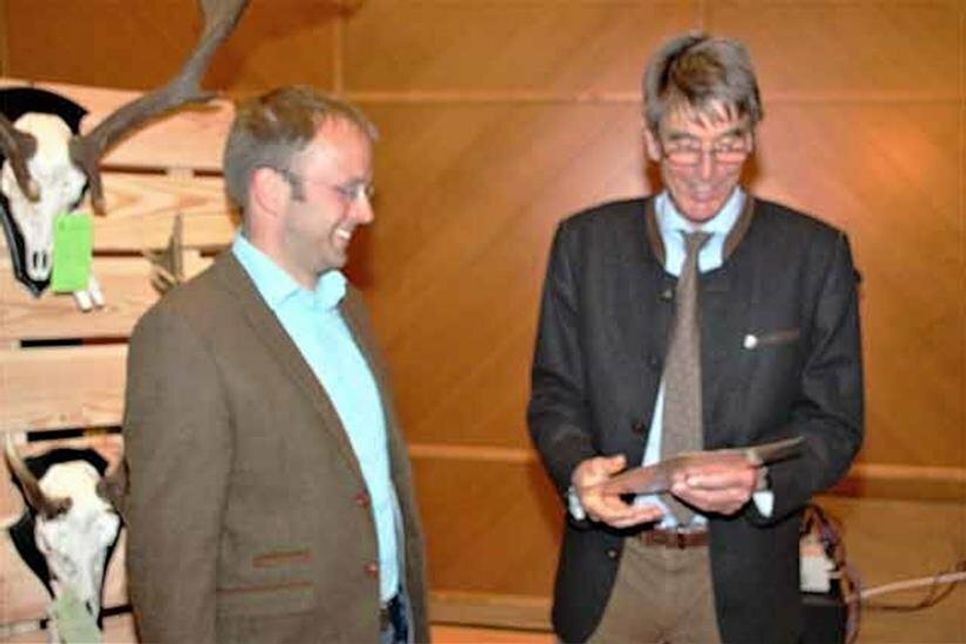 Bronzene Verdienstnadel für Karsten Jacobs (links)