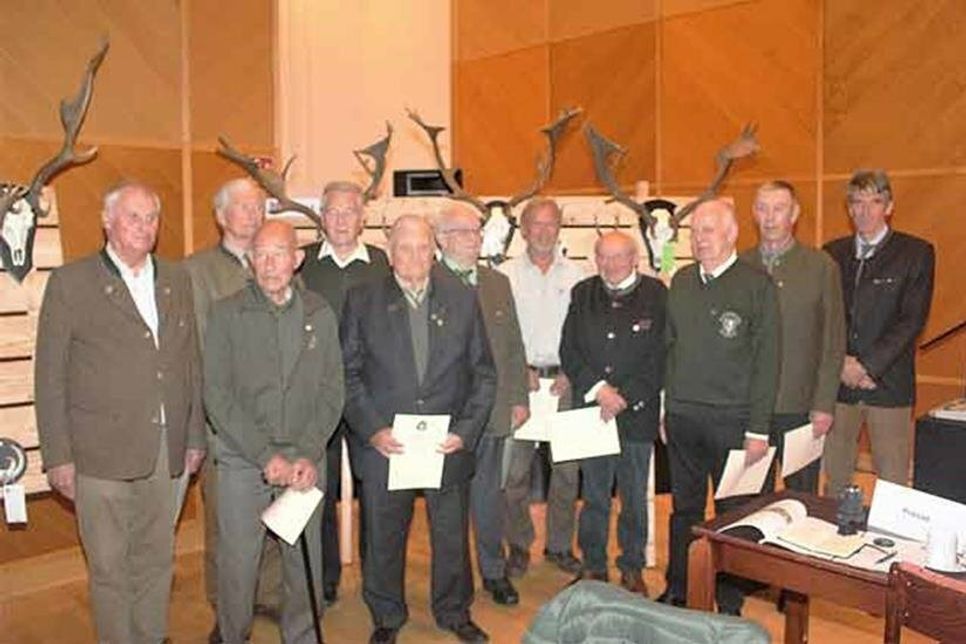 Die anwesenden Geehrten mit dem 1. Vorsitzen (rechts)