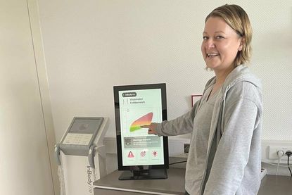 Logo Fit Mitarbeiterin Jenny Stoltenberg kann auf dem Bildschirm die Ergebnisse der InBody Waage sehr anschaulich dem Kunden präsentieren.