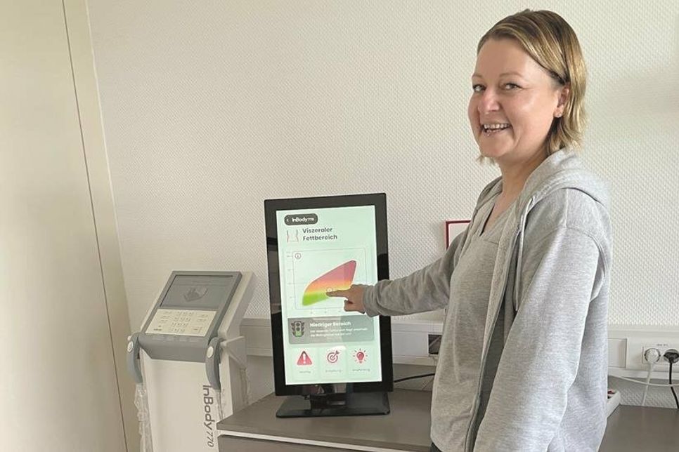 Logo Fit Mitarbeiterin Jenny Stoltenberg kann auf dem Bildschirm die Ergebnisse der InBody Waage sehr anschaulich dem Kunden präsentieren.