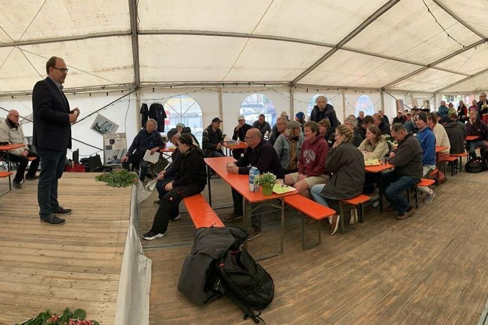 Bürgermeister Mirko Spieckermann begrüßte die Segler am Samstagmorgen im Festzelt.