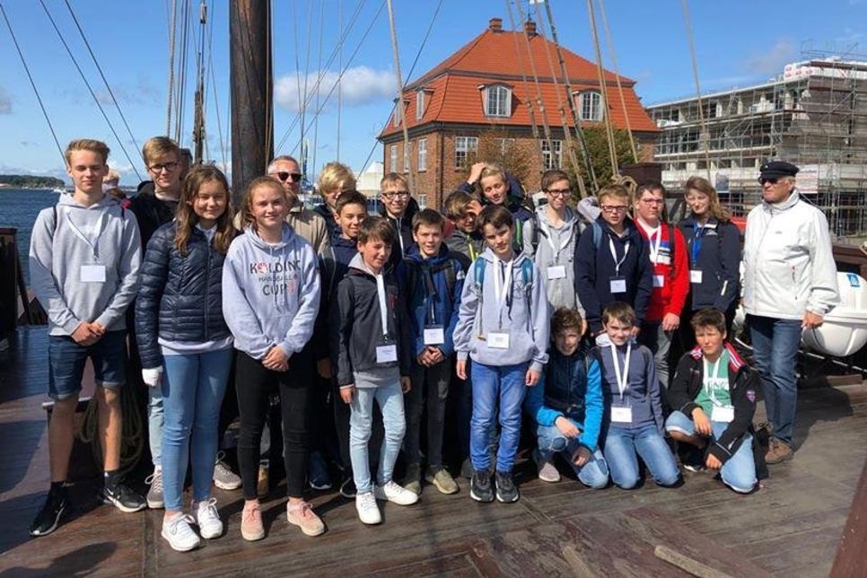 Gruppenfoto an Bord der Poeler Kogge „Wissemara“.