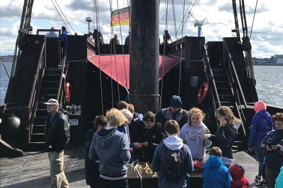 An Bord der „Wissemara“ beim Erlernen und Üben von Seemannsknoten.