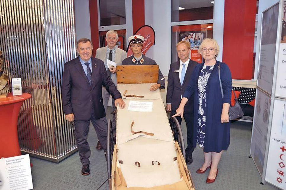 Gemeinsam mit Olaf Nelle (2.v.r.), Filialleiter der Sparkasse in Bad Schwartau, eröffneten Gerd Schuberth (l.), Präsident des DRK-Kreisverbandes Ostholstein, Otto Witt, Konventionsbeauftragter des DRK-Kreisverbandes, und die neue Vorsitzende des DRK Bad Schwartau, Birgit Clemens, die Wanderausstellung „Der Gewalt Schranken setzen, Leid verhüten“. (Foto: Stefan Setje-Eilers)