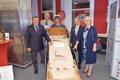 Gemeinsam mit Olaf Nelle (2.v.r.), Filialleiter der Sparkasse in Bad Schwartau, eröffneten Gerd Schuberth (l.), Präsident des DRK-Kreisverbandes Ostholstein, Otto Witt, Konventionsbeauftragter des DRK-Kreisverbandes, und die neue Vorsitzende des DRK Bad Schwartau, Birgit Clemens, die Wanderausstellung „Der Gewalt Schranken setzen, Leid verhüten“. (Foto: Stefan Setje-Eilers)