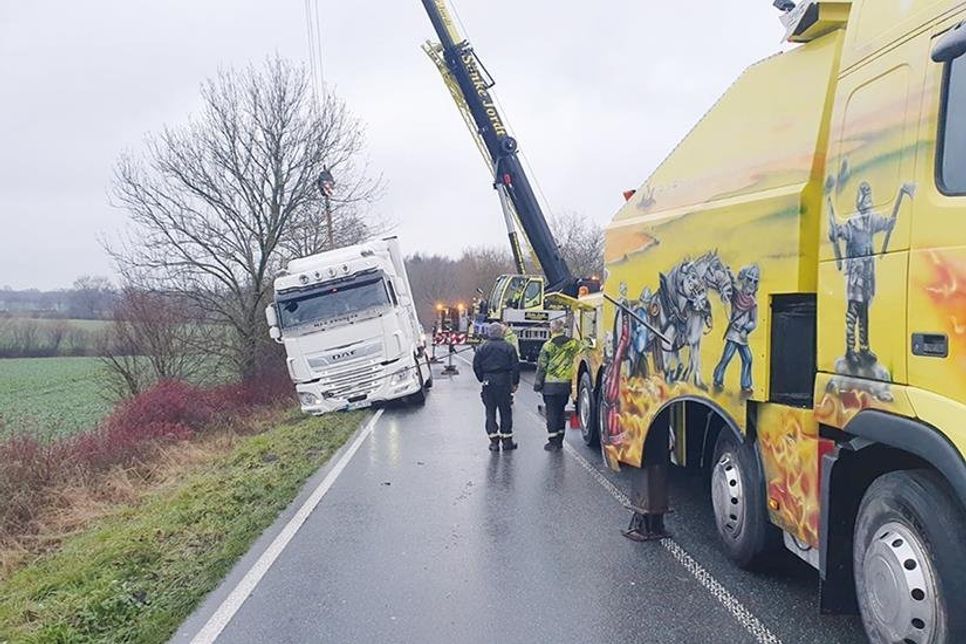 Bergung des Lkw auf der L 181 zwischen Timmendorfer Strand und Ratekau.