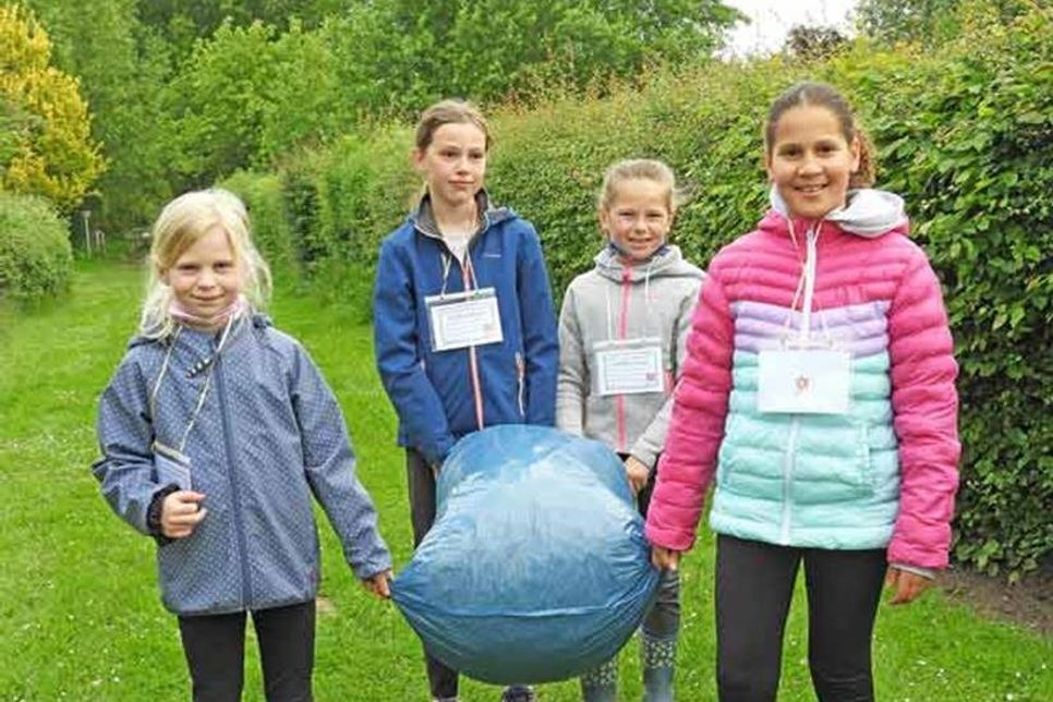 Hier kommt die Strohlieferung für die Erdbeeren.