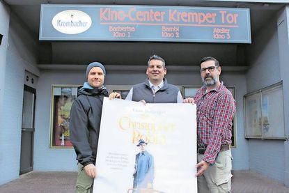 KJN-Jugendcoach Danny Seidel, Rewe-Marktleiter Thorsten Preuß und Kinobetreiber Oliver Dittmer.