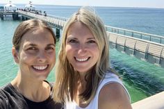 Ihr Finale der großen Podcast-Sommertour feierten Kristina Kolbe (lks.) und Gesche Muchow im schönen Grömitz.
