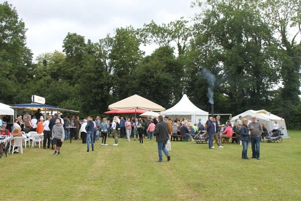 Der Fritz-Grimm-Festplatz bot Raum für Essen und Trinken sowie Unterhaltung und Spaß für Groß und Klein.