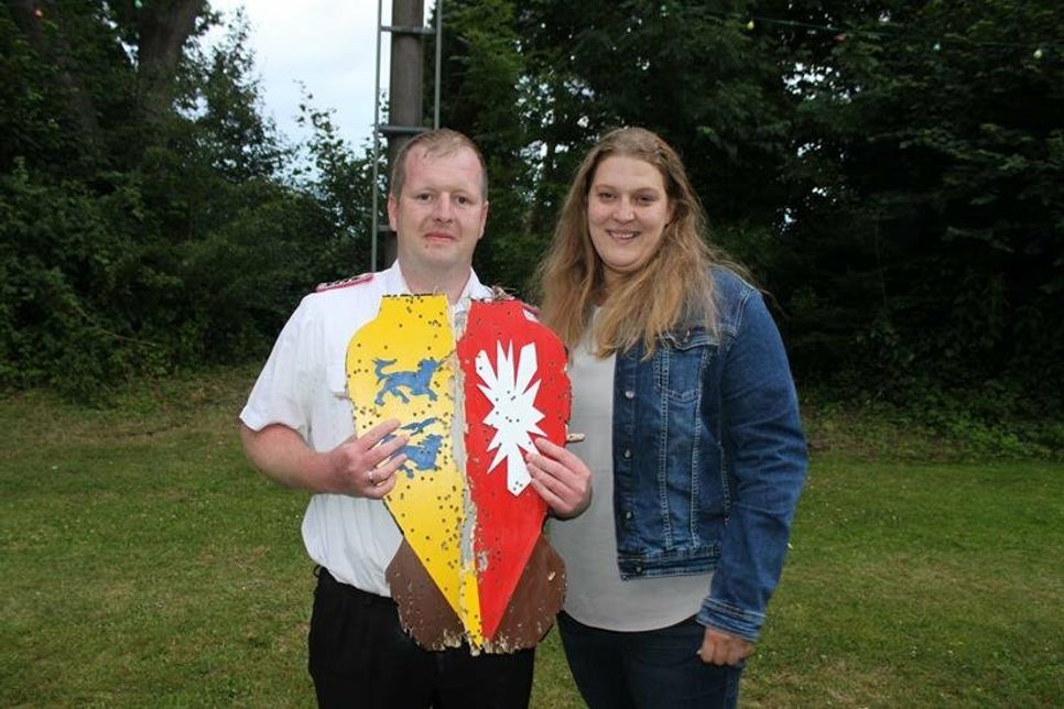 Feuerwehrkamerad Dennis Borchardt präsentierte mit seiner Königin Isabell das, was vom Königsvogel am Ende übrig blieb.