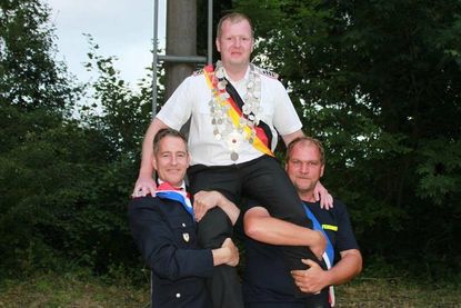 Dennis Borchardt wurde von seinen Feuerwehr-Kameraden ins Festzelt getragen.