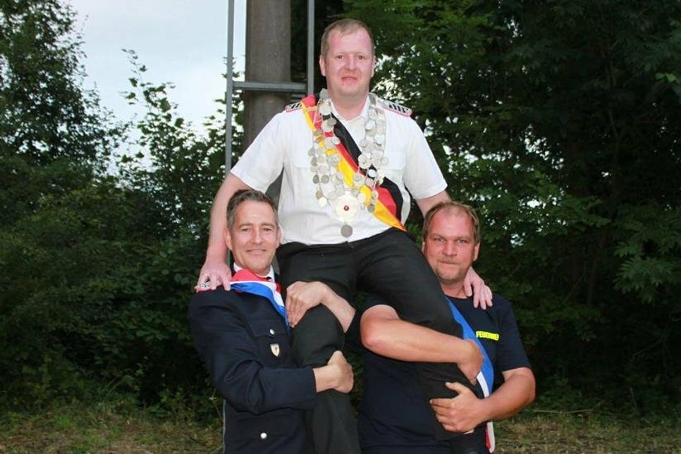 Dennis Borchardt wurde von seinen Feuerwehr-Kameraden ins Festzelt getragen.