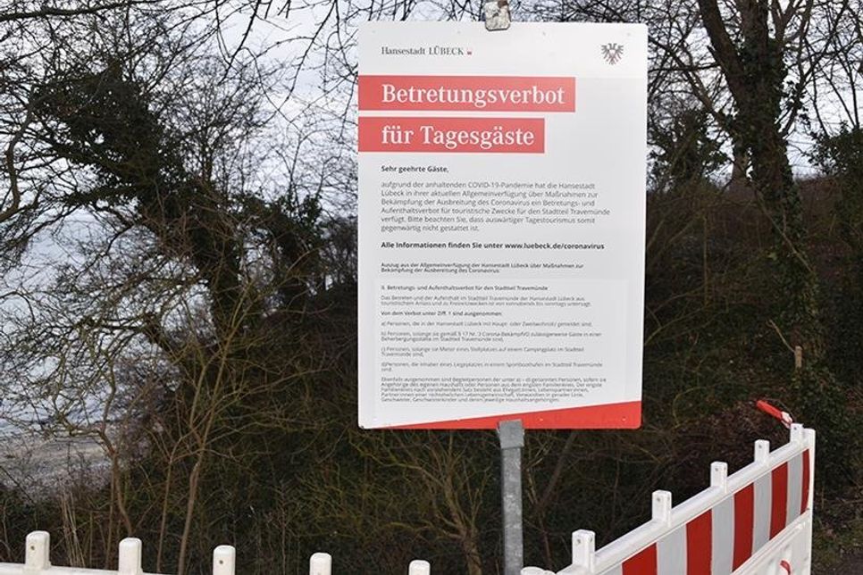 Das neu angebrachte Hinweisschild weist auf das Betretungsverbot für Tagesgäste an den Wochenenden hin.