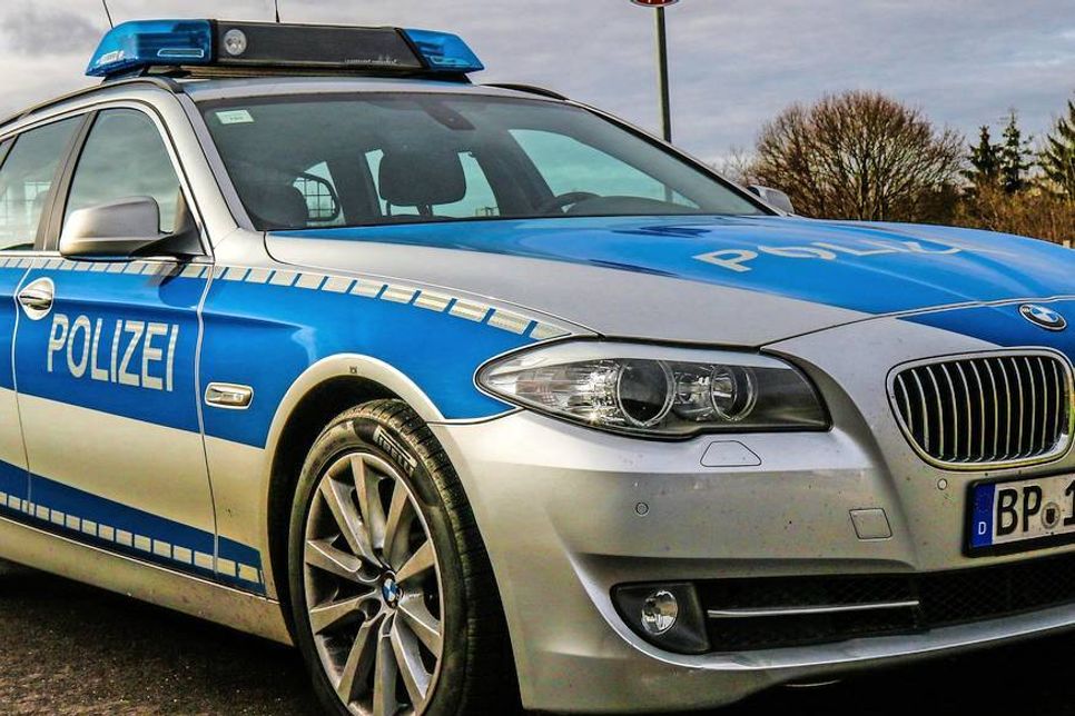 Während der Unfallaufnahme und Bergungsarbeiten wurde der Verkehr an der Unfallstelle vorbei geleitet.