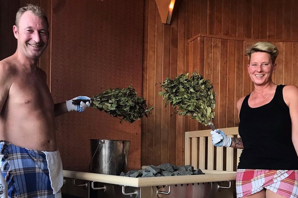 Das Sauna-Team um Markus Hegemann und Marion Huerse freut sich über das neue „natürlich genießen“-Aufgussangebot in der Panoramasauna.