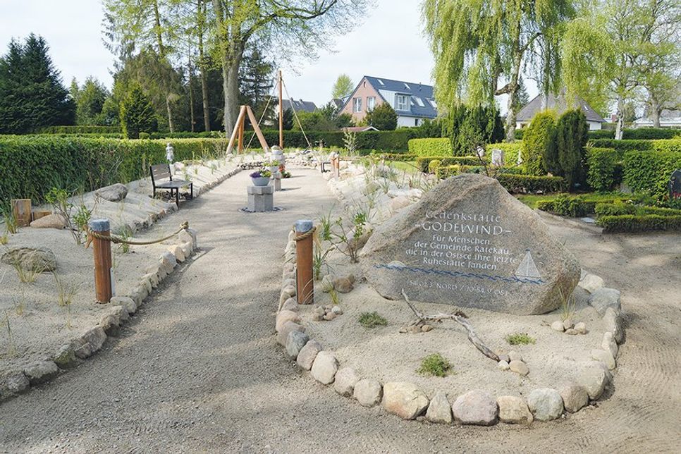 Am vergangenen Samstag wurde die neue Gedenkstätte „Godewind“ auf dem Ratekauer Friedhof eingeweiht.