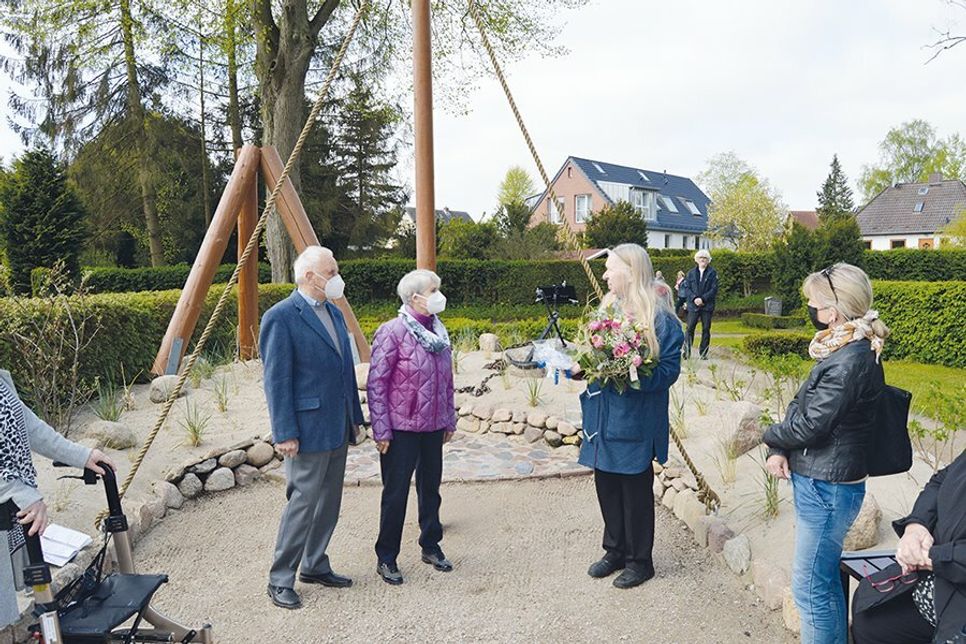 Mit einem Blumenstrauß und einem kleinen Präsent bedankte sich Pastorin Anke Dittmann (r.) bei Dieter und Rosemarie Dammast.