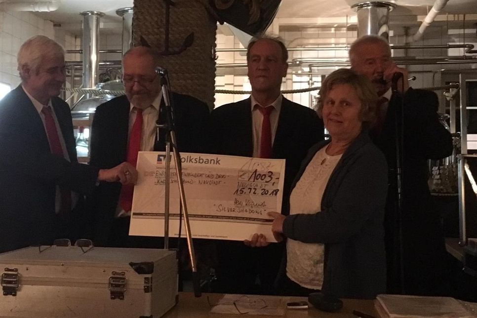 Zoltan Beke, Peter Peters, Hans Günther Jahnke, 1. Vorsitzende vom Kinderschutzbund Mechtild Piechulla und Bandleader Hans Karpinski (v. lks.).