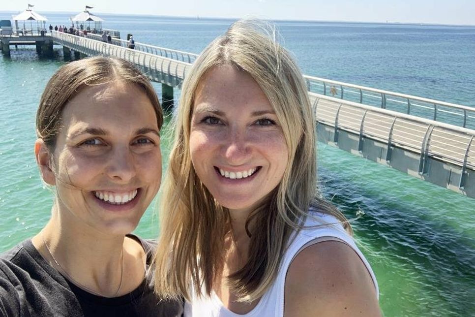 Feiern heute Geburtstag! Die reporter-Redakteurinnen und Ostsee-Podcasterinnen Kristina Kolbe (lks.) und Gesche Muchow.