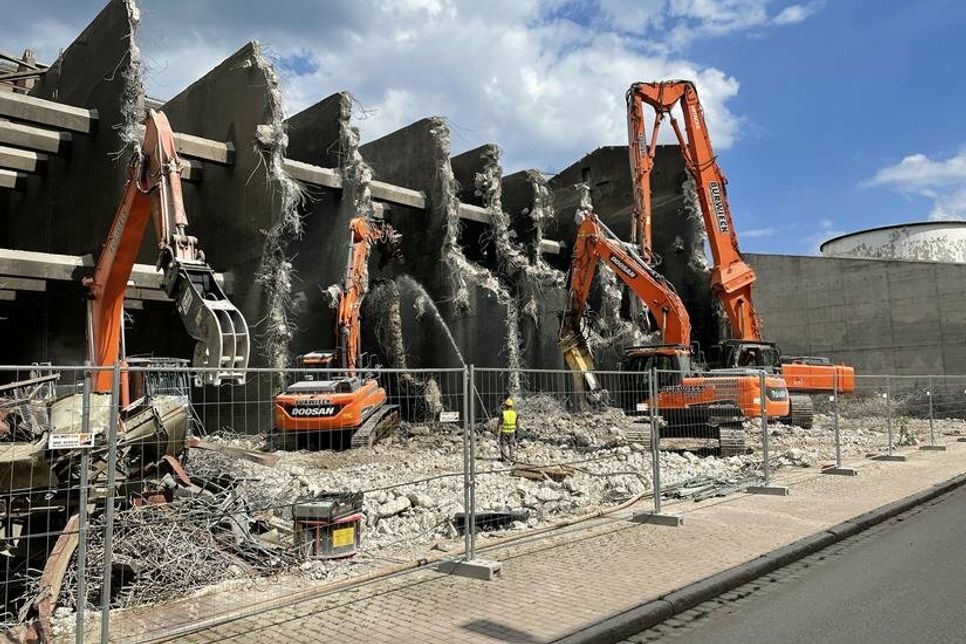 Die Bagger beißen sich durch das Gebäude.