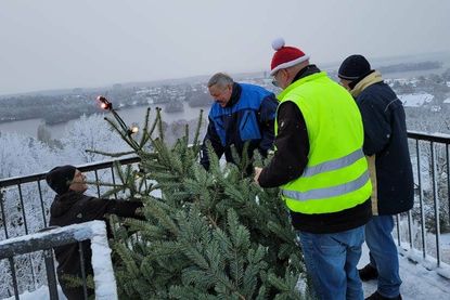 Viele Hände machen schnell ein Ende: Das „Antüddeln“ der Lichterkette ging auch in diesem Jahr flott.