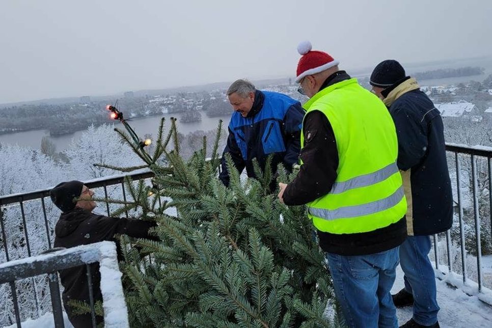 Viele Hände machen schnell ein Ende: Das „Antüddeln“ der Lichterkette ging auch in diesem Jahr flott.